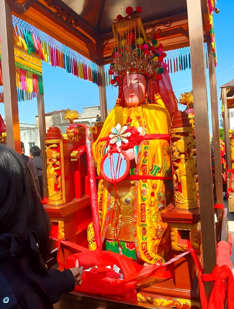 Mazu goes out for a tour