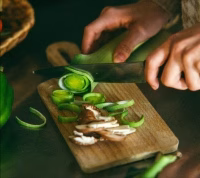 Why do leeks have such a strong smell? How can I reduce it?